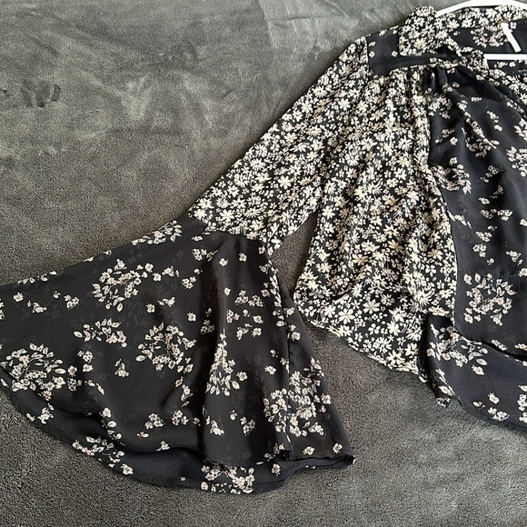 Free People long sleeved sheer blouse size SP - Picture 5 of 5